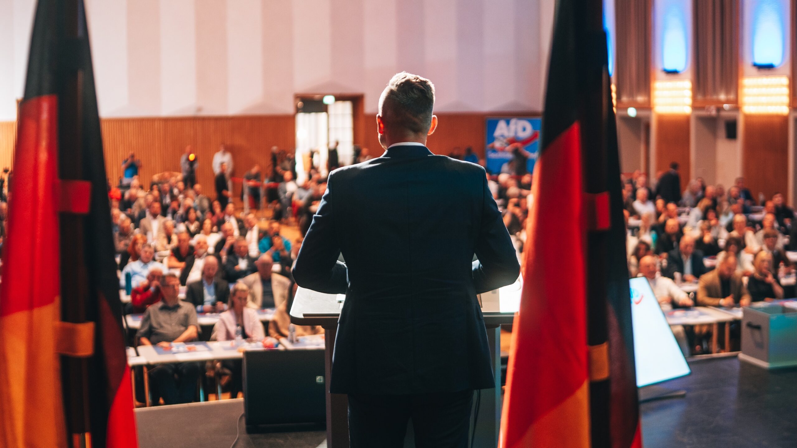 Ulrich Siegmund spricht vor einem voll besetzten Veranstaltungssaal